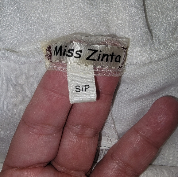 Beautiful & Soft White lace skirt w/hidden shorts size Small - Picture 3 of 6